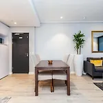 Luxuriuous 1 Bedroom In 16 On Bree